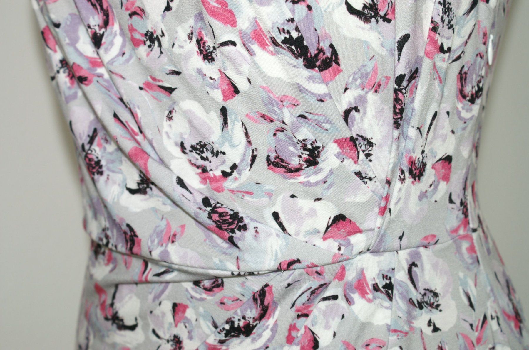 Vestiti: Kleid von Alba Moda, Gr. 38, hellgrau gemustert    NEU – Nuovo (secondo la descrizione) da Grüt (Gossau ZH) venduto da o-nyx 2