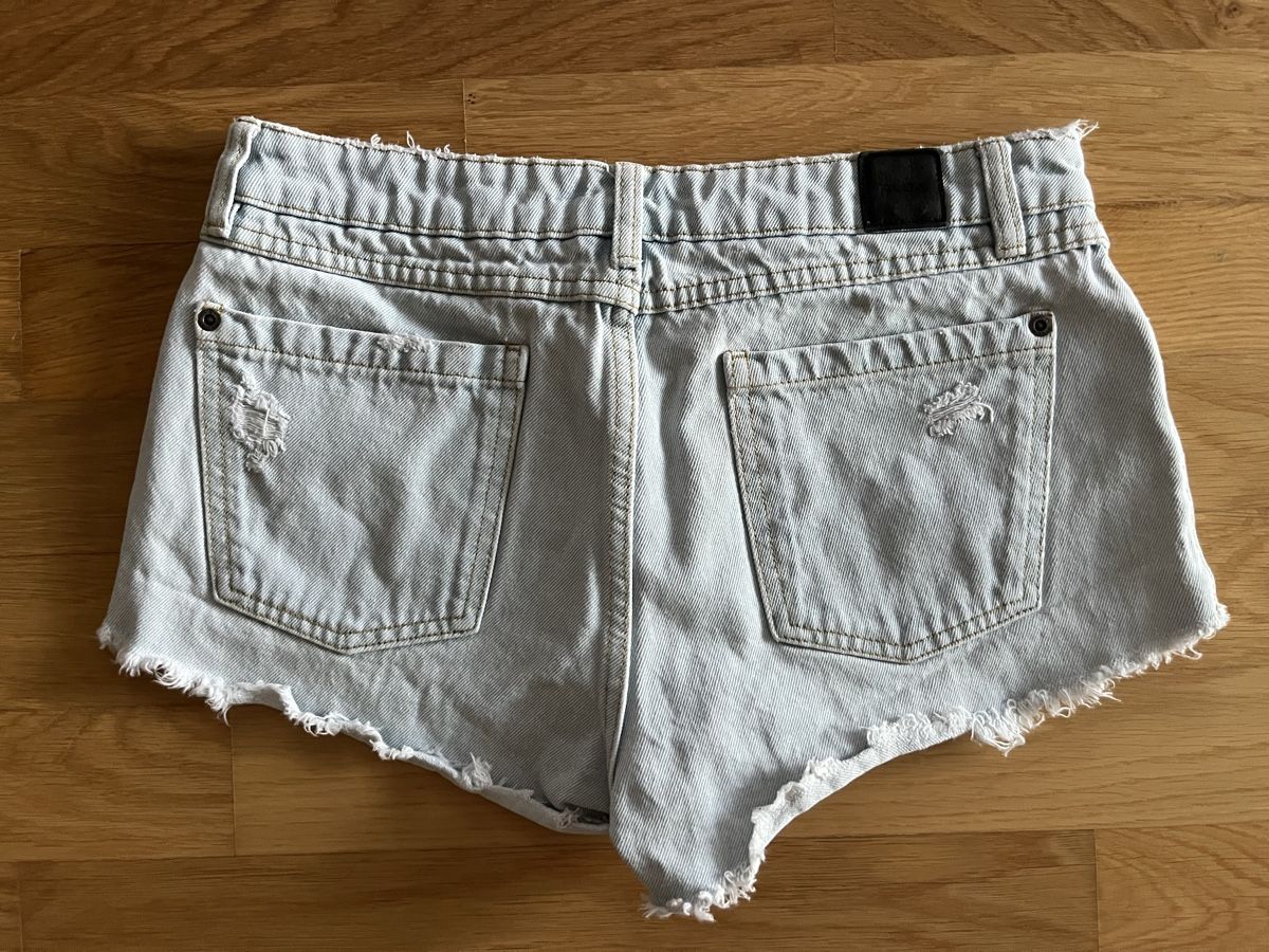 RVCA Pantaloni: RVCA Jeans Shorts, Grösse 28 – Usato da Frauenfeld venduto da heyLani 1