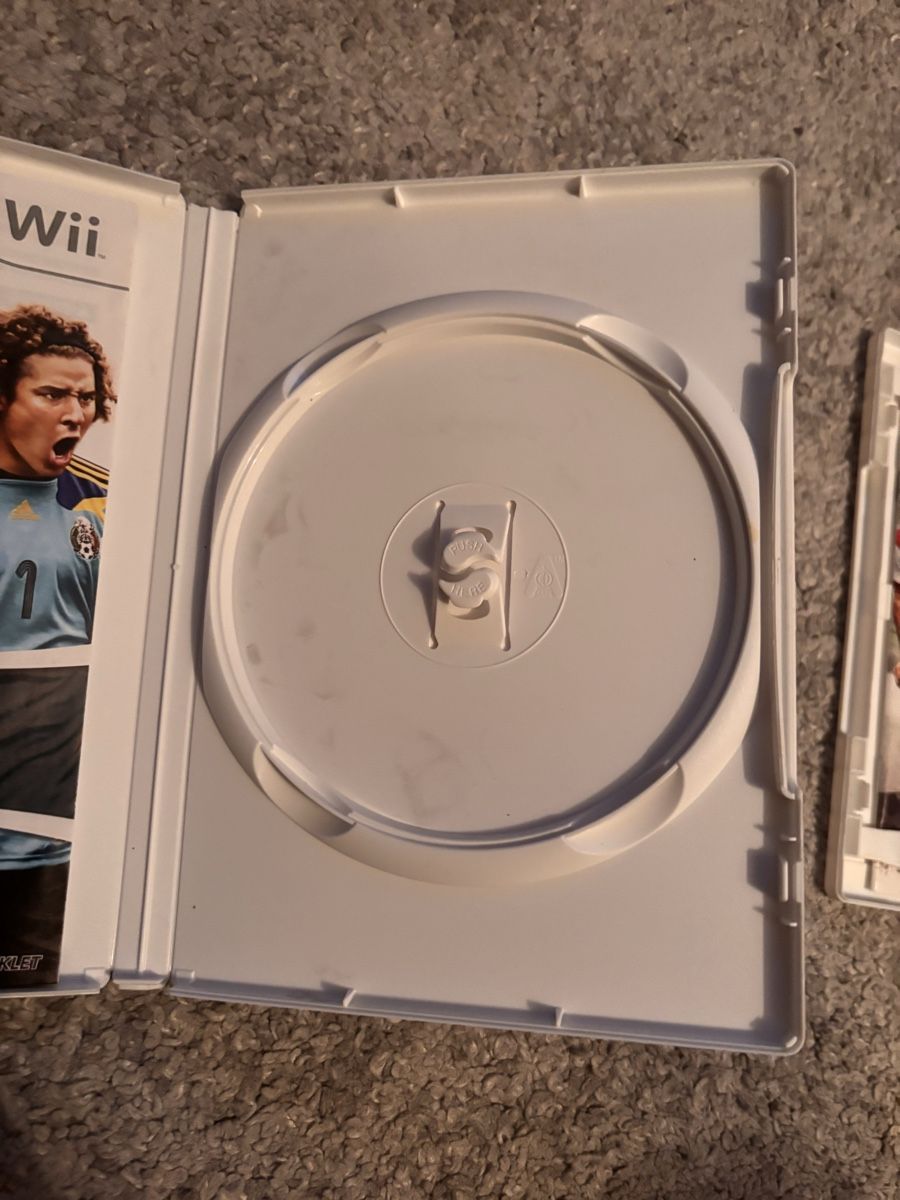 Fifa Sammelbilder & Trading cards: Wii FIFA Soccer 08 & 11 Game Bundle no disc – Gebraucht aus Ascona von ElfieLove 3