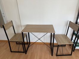 Tisch mit 2 Stühlen, neuwertig, ideal für kleine Räume