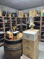 Weinregal aus Hydroton (Blähton) für einen Weinkeller