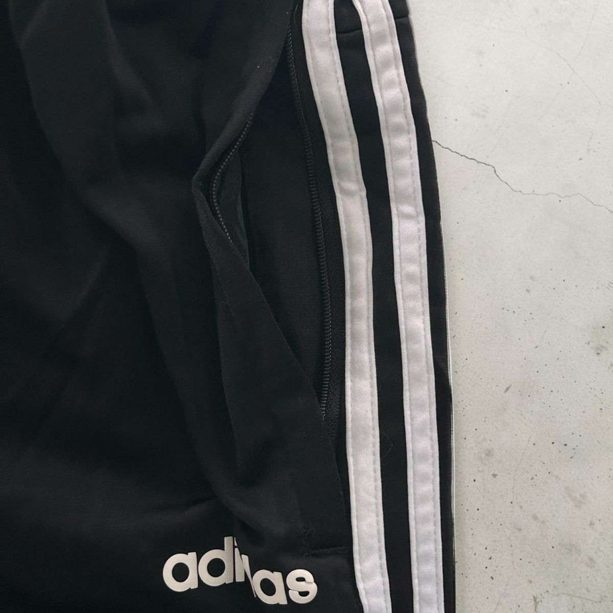 Adidas Pantaloni: Adidas Trainerhose Schwarz Grösse L – Usato da Bülach venduto da lguedeskr 3