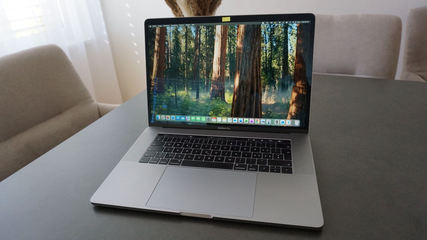 Apple Notebook: MacBook Pro mit Touch Bar Mid 2018 15-Zoll – Usato da Rümlang venduto da royuec