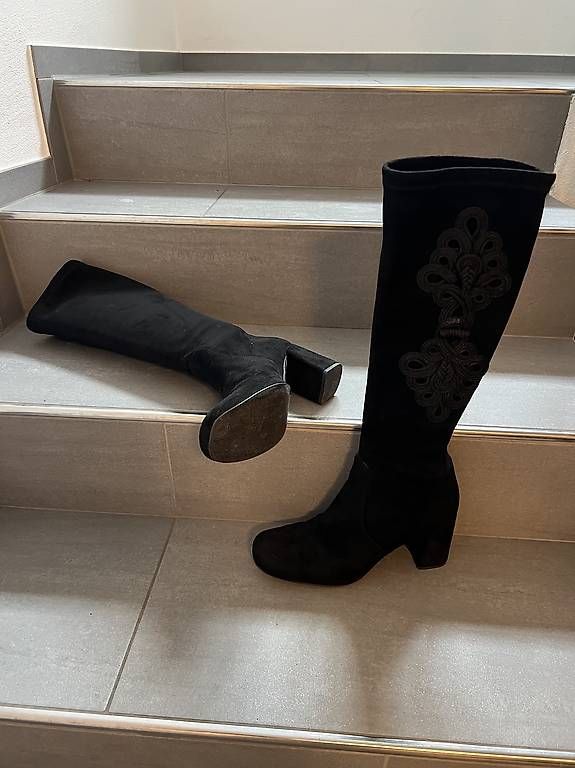 Scarpe da donna: Wildlederstiefel schwarz GR 41 – Usato da Saas im Prättigau venduto da cla_289l 1