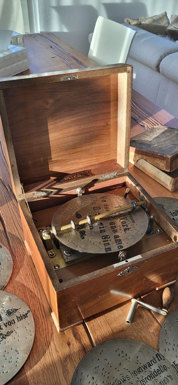Carillon: Antike Mira Platten-Spieldose/Orgel mit 12 Platten – Usato da Rüti ZH venduto da price02