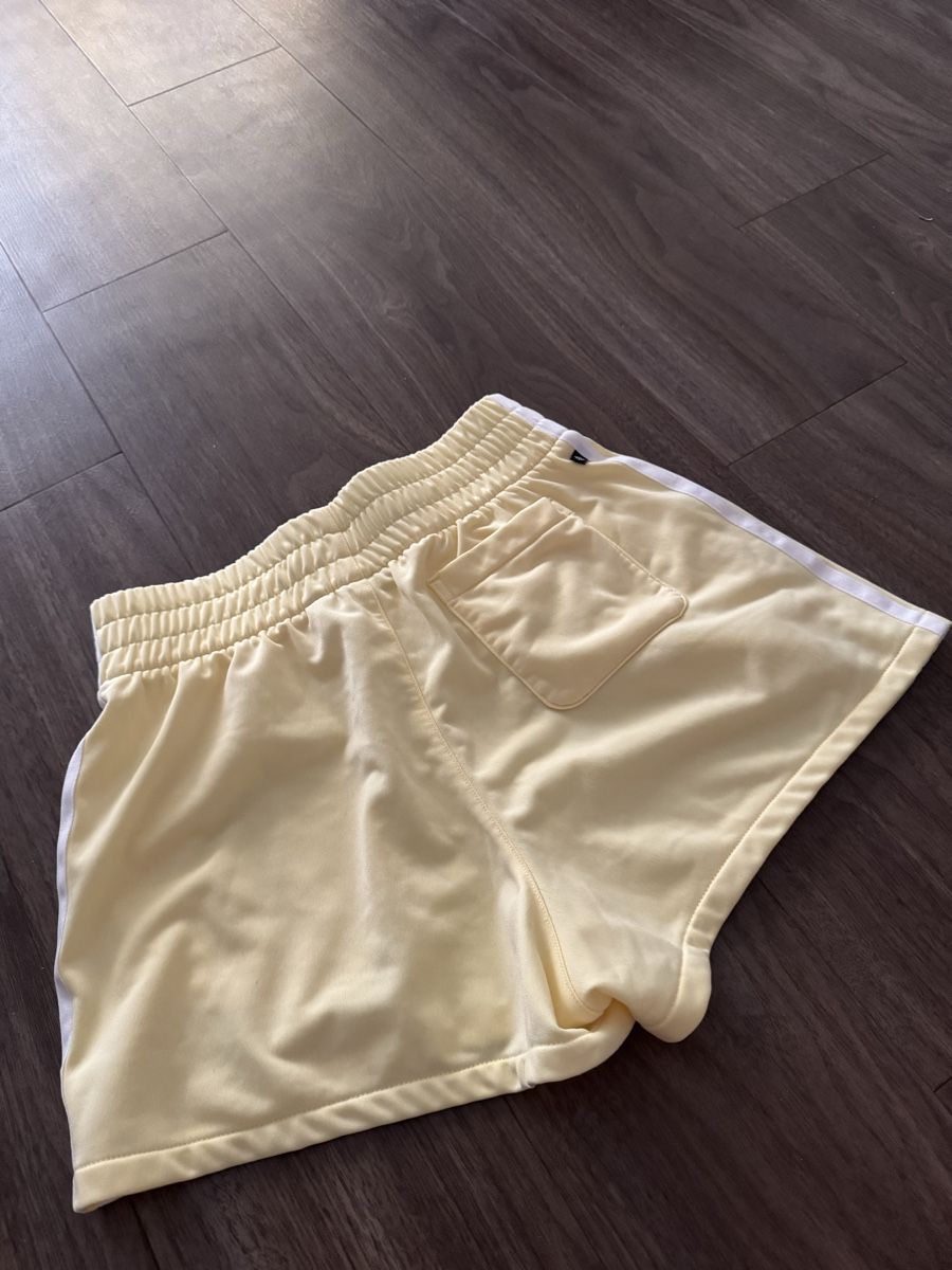 Adidas Pantaloni: YELLOW ADIDAS SHORTS💛 – Nuovo (secondo la descrizione) da Dietikon venduto da athiinax 2