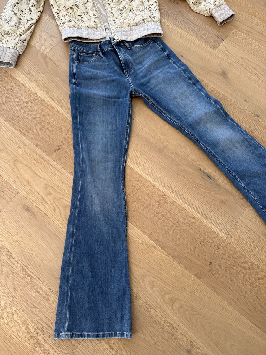 Guess Lotti di vestiti: Guess Blouson mit Guess Jeans – Usato da Hornussen venduto da Regeboge77 2