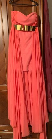 Flamingofarbiges Abendkleid