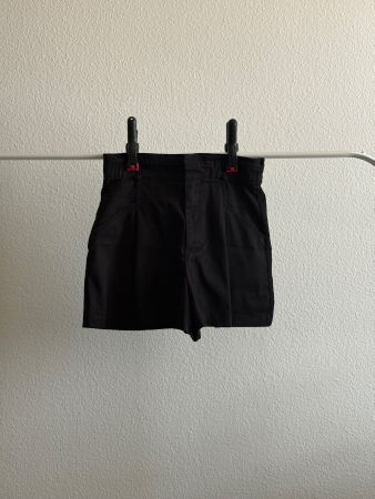 schwarze Shorts