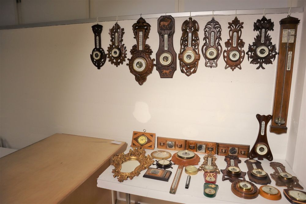 Set Meuble Vintage Allemand – Baromètre, Lampe, Miroir & Cendrier Roth-Händle – Rouge