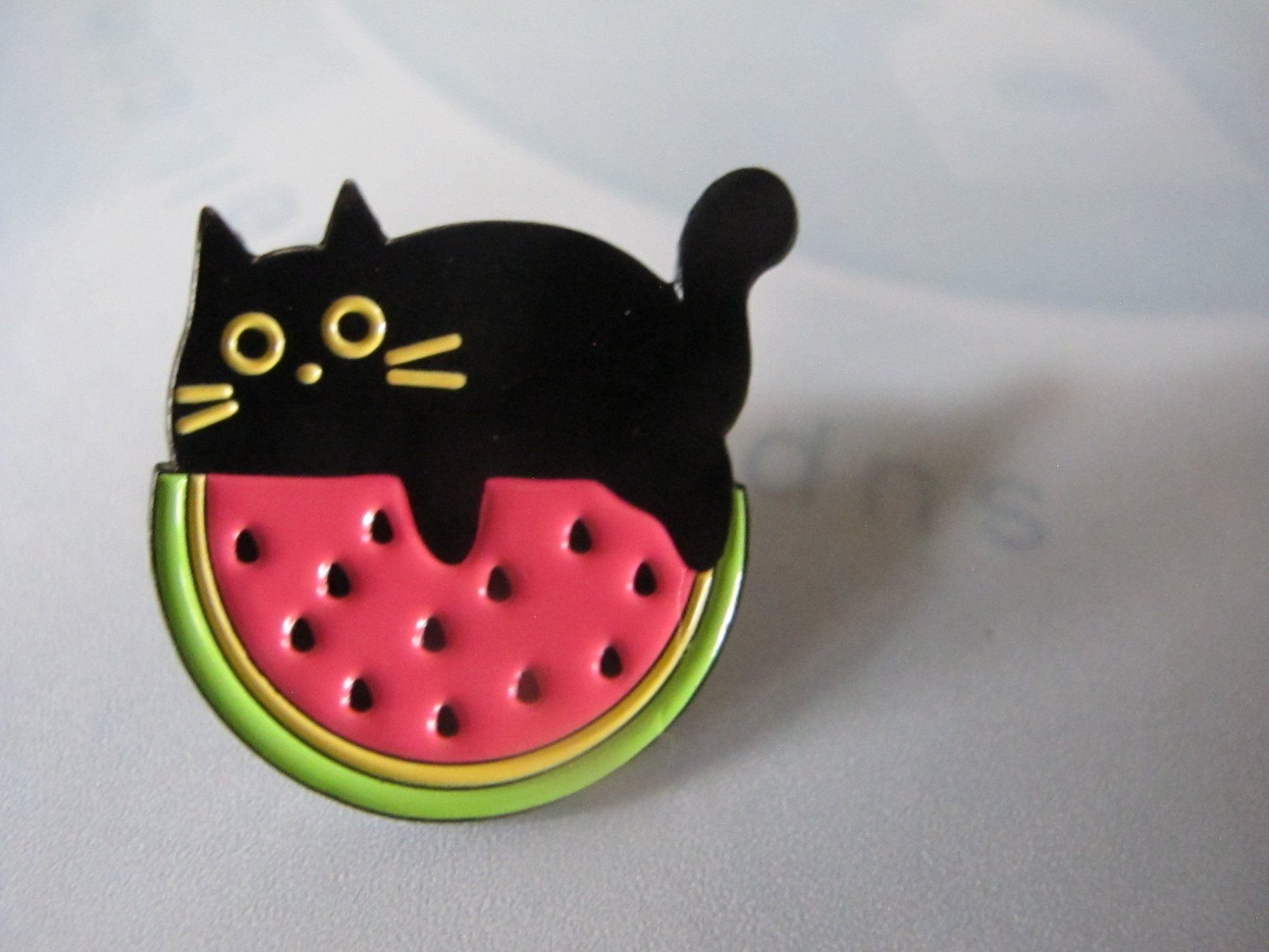 Broches & Aiguilles: Pin: Schwarze Katze auf Wassermelone, neu – Neuf (Voir description) à Löhningen par Chimae67