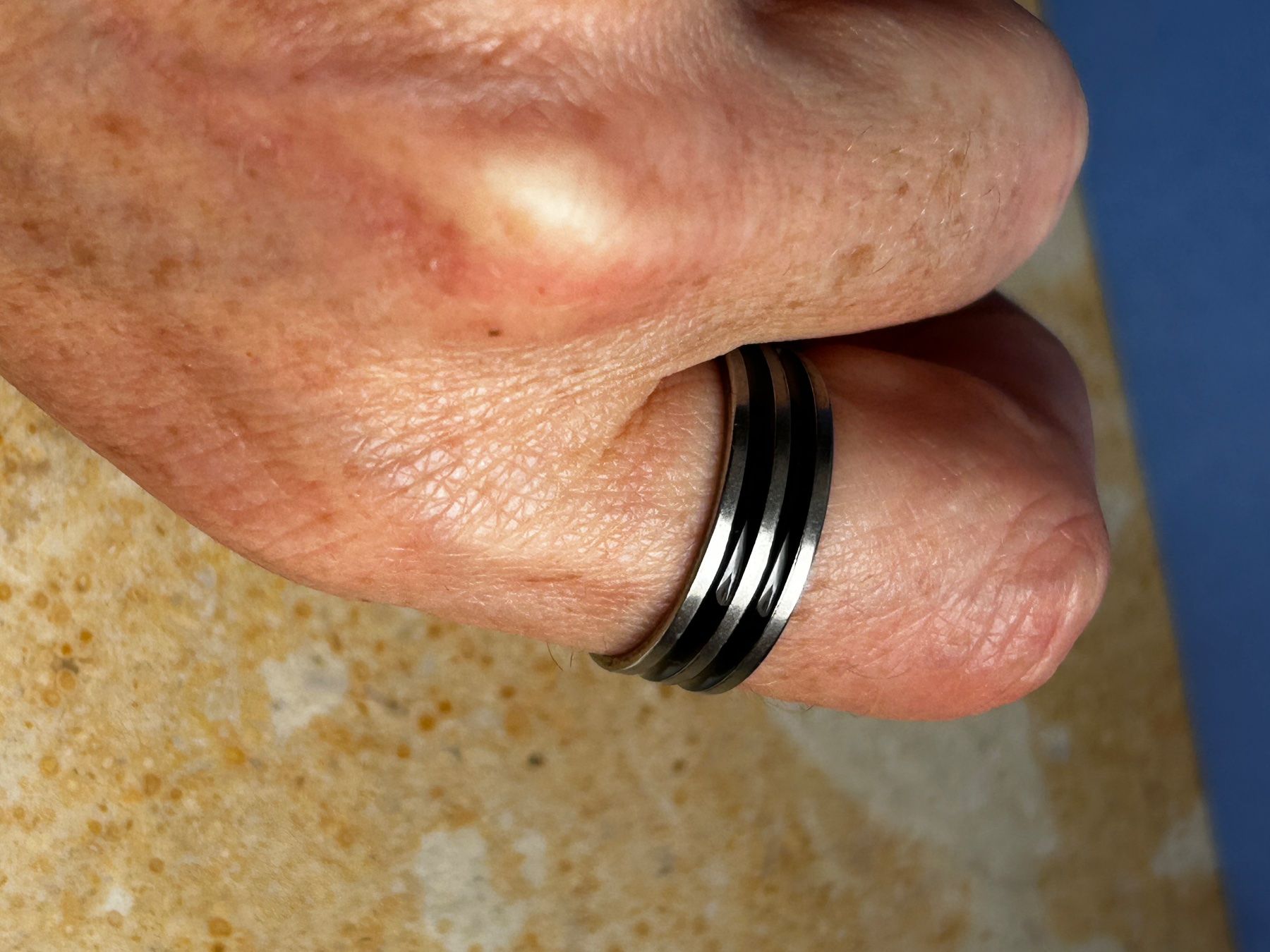 Anelli: Herrnring Stahl 2 black lines (63) – Usato da Laufen venduto da Bellebellezza 4