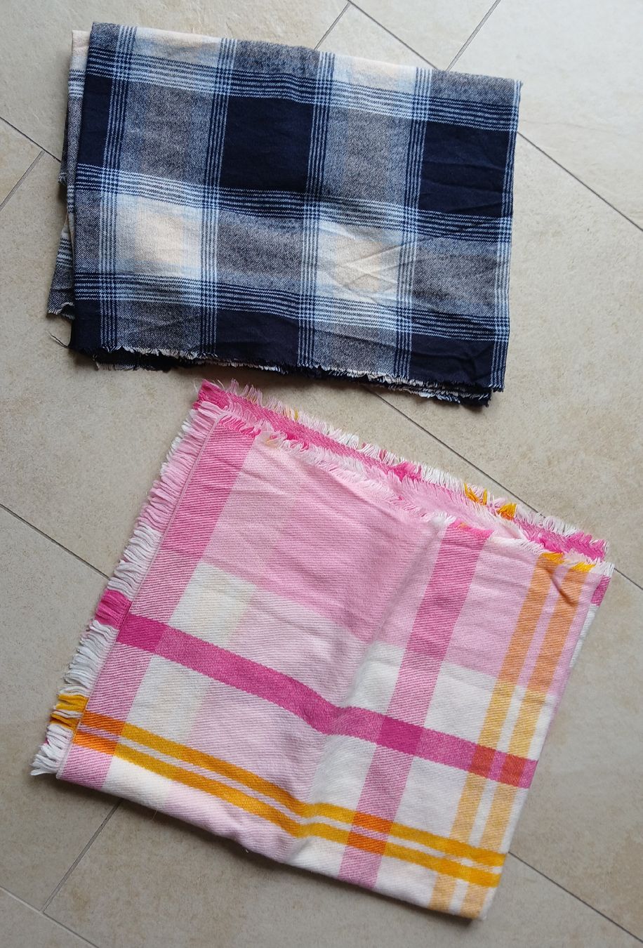 Foulard & Sciarpe: 2 modische Schals im Set ! – Usato da Liestal venduto da piperpa