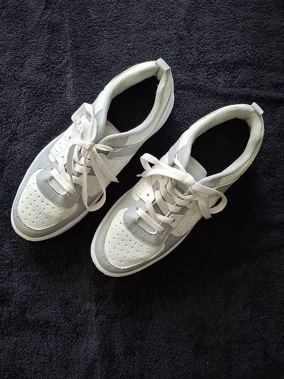 Scarpe da donna: grau/weisse Turnschuhe. Nr.40 – Usato da Effretikon venduto da CorneliaM03 1