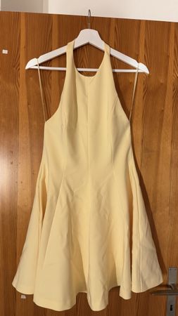 gelbes kleid