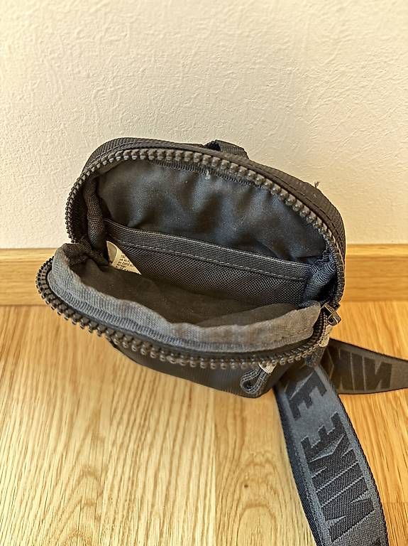 Nike Taschen: Sacoche Nike noire unisexe petit format neuf – Gebraucht aus Bex von RemiTobler 2