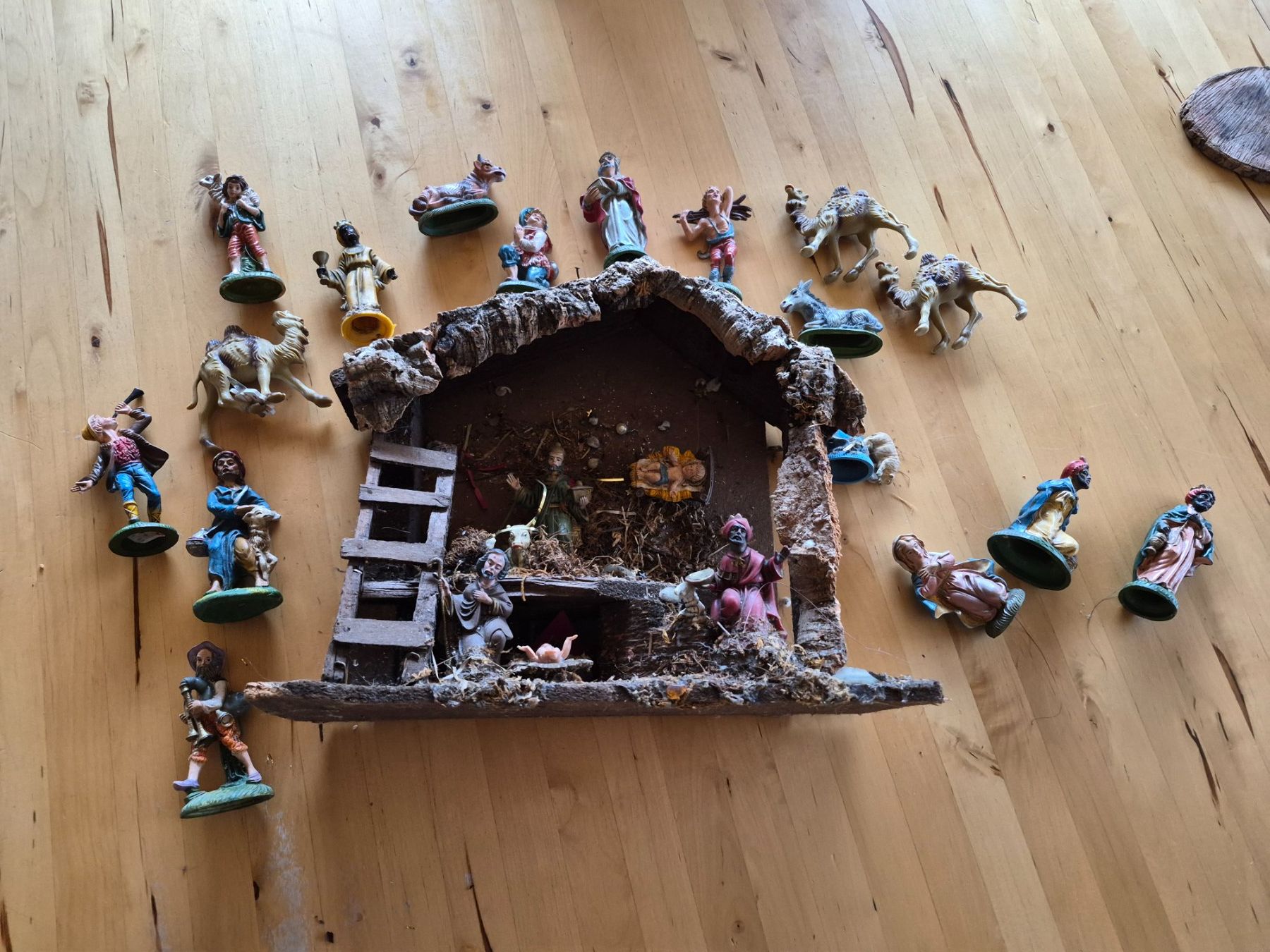 Tutte le decorazioni: Presepe completo di statuine, vintage! – Usato da Aurigeno venduto da TesBri