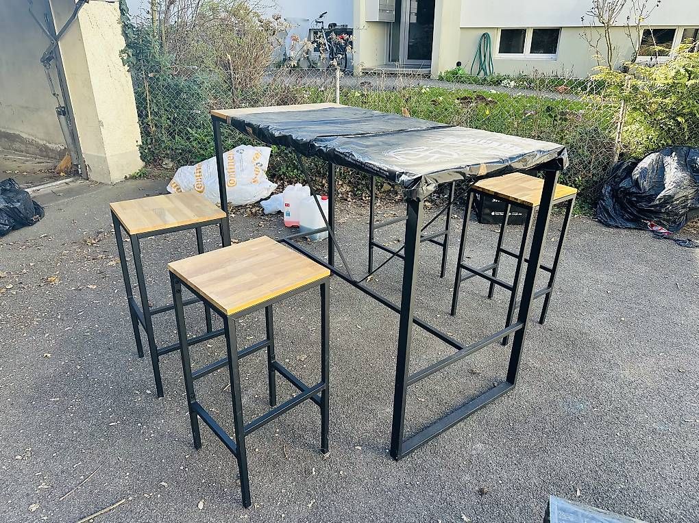 Set di tavolo e panche: Moderner Bartisch + 4 Stühle  wie neu – Usato da Solothurn venduto da Rafaella_K