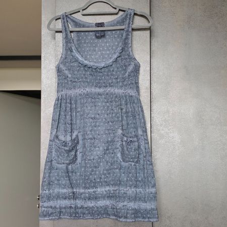 🐸 NILE KLEID RAUCHBLAU/GRAU XS ALLOVER BESTICKT / DETAILS