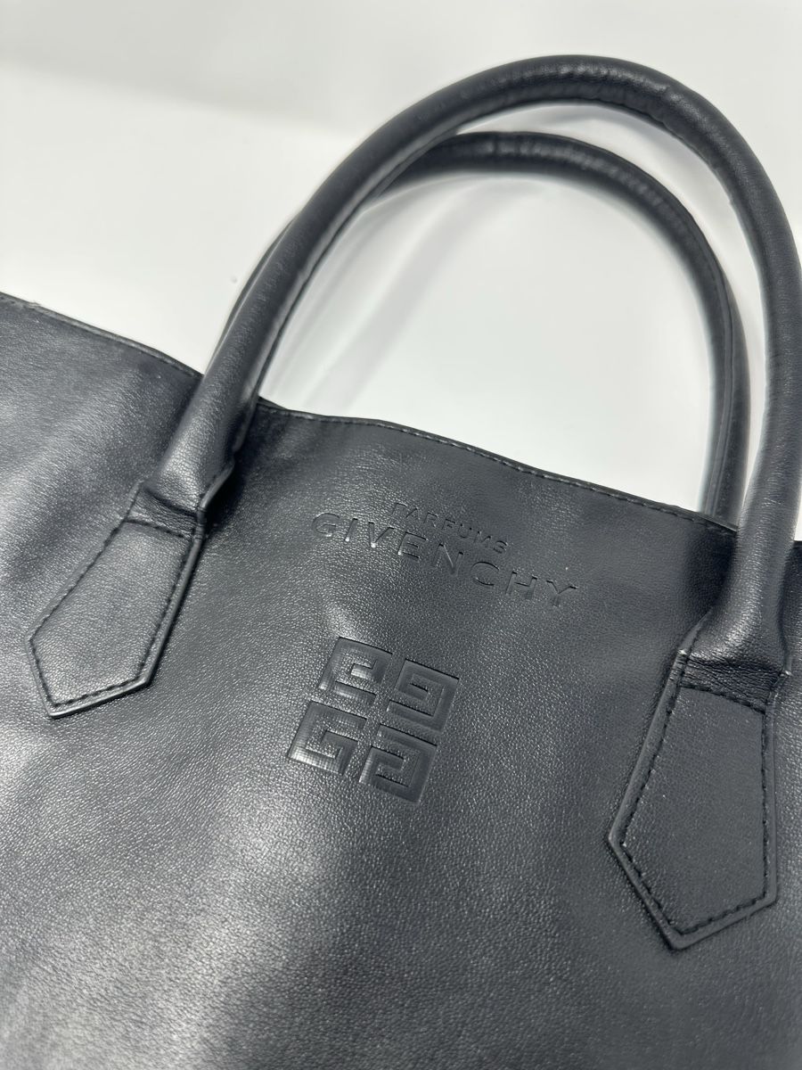 Givenchy Taschen für Damen: Schwarze Givenchy Handtasche - Top Zustand -  – Gebraucht aus Luzern von kim221080 1