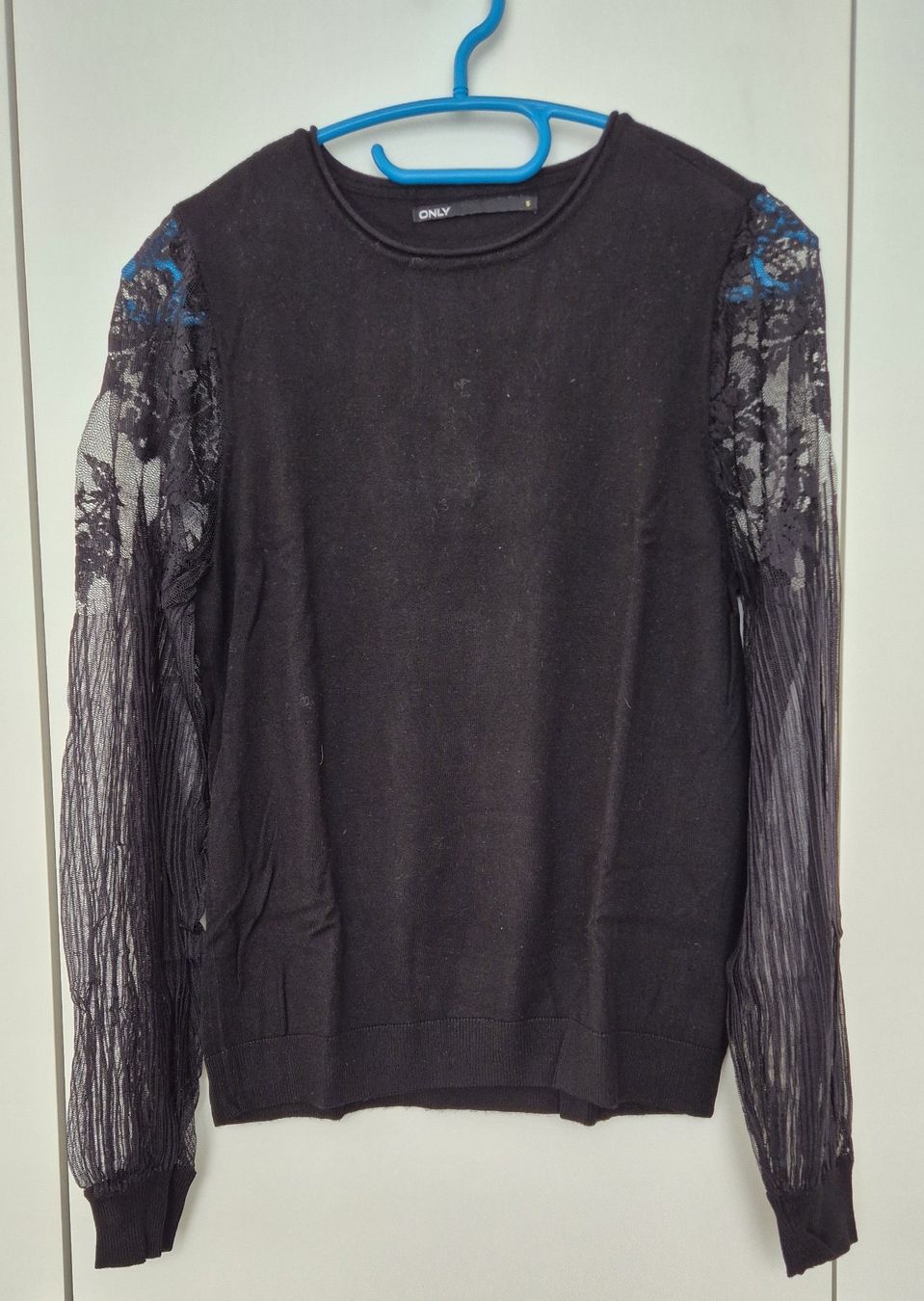 Only Maglioni & Felpe: ONLY Langarm-Shirt, schwarz, S, mit Spitzenärmeln – Usato da Münchenstein venduto da Trinity