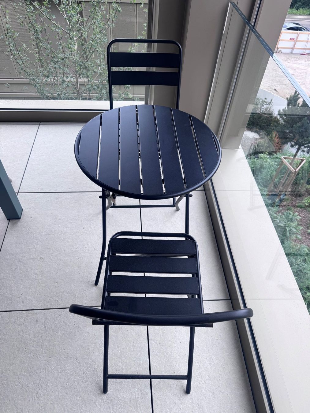 Set di tavolo e panche: Kleiner Gartentisch inkl. zwei Stühle – Usato da Zürich venduto da Sammirmir 3