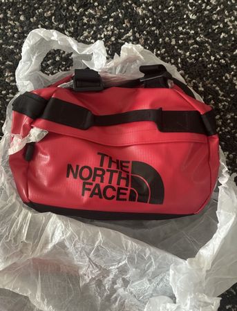 The North Face Base Camp Duffel S rot NEU