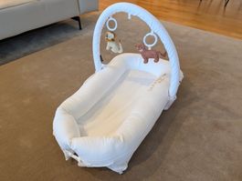 BabyNest DockATot Deluxe+mit Toy Arch Bundle (0–8 Monate)