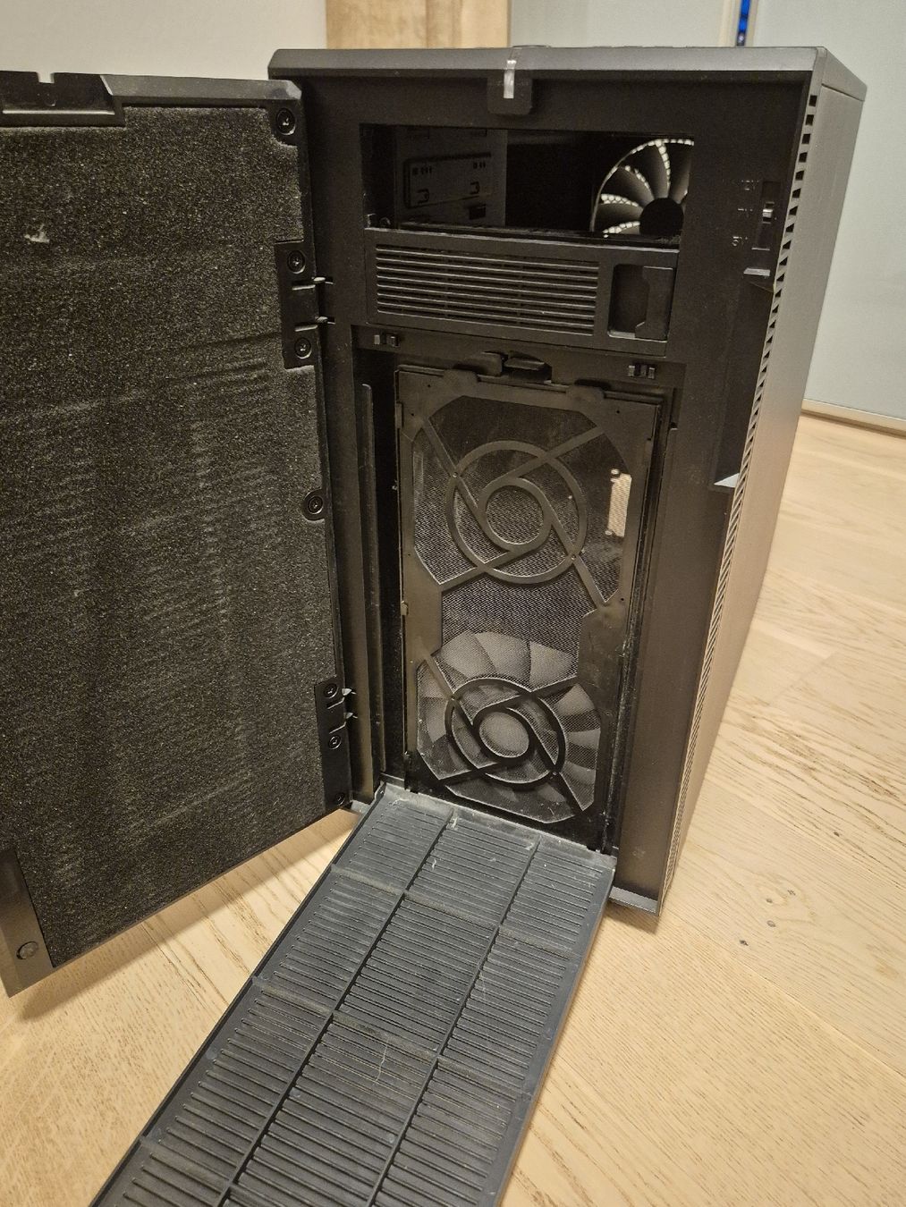 Custodie: Gebrauchtes PC Gehäuse - Midi Tower – Usato da Zürich venduto da Corrosion 1