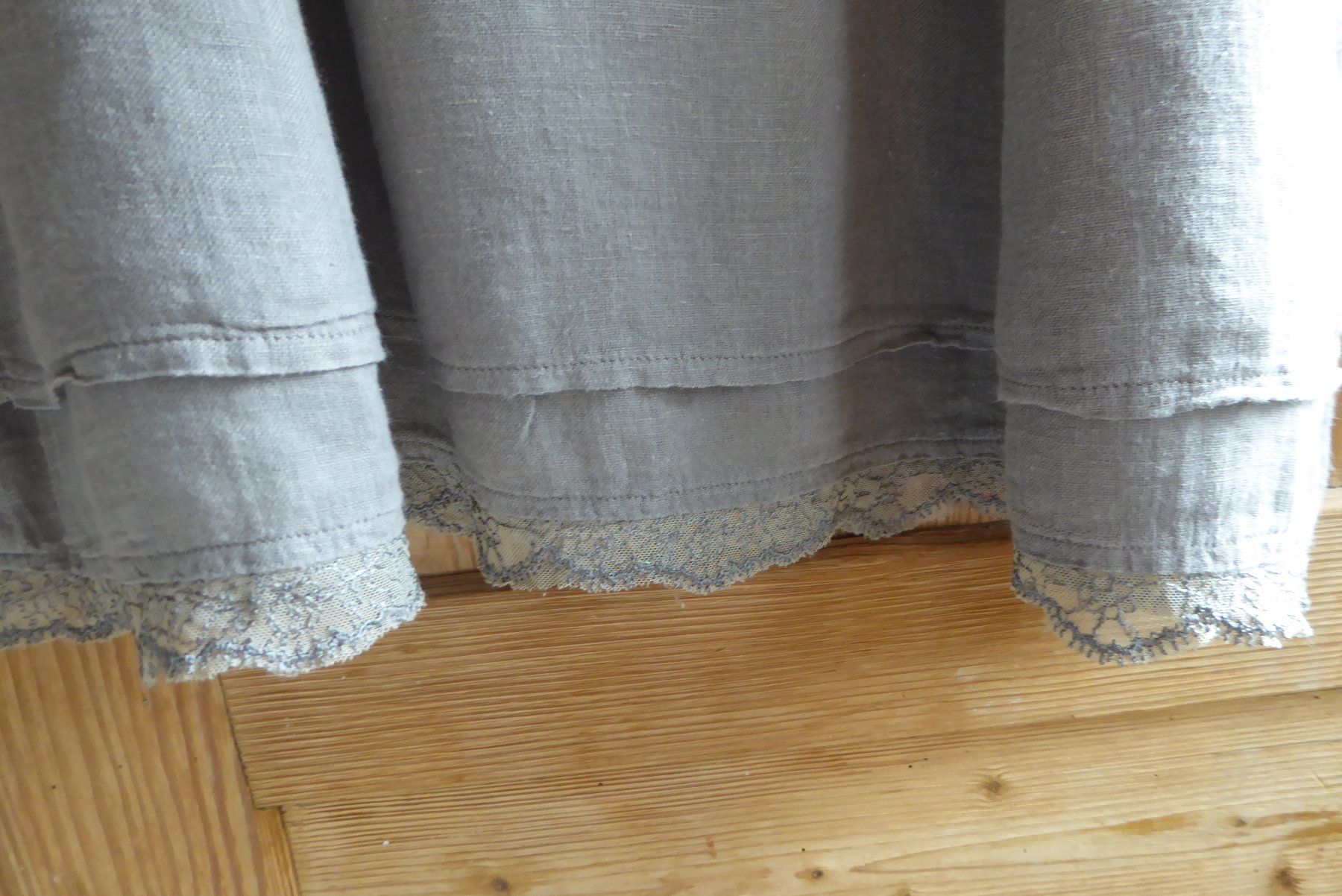Kleider: Romantisches Kleid Gr M 3/4 Arm mit Spitzen 50% Leinen – Gebraucht aus Sargans von Benziner 5