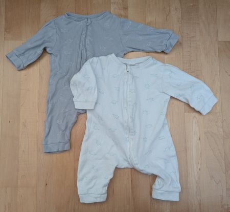 2er-Set Baby Schlafanzüge/Einteiler,Hellgrau & Weiss–Gr. 56