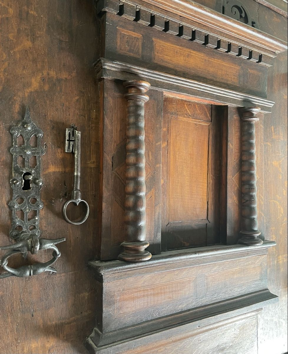 Armoires: Antik Schrank Kredenz Anrichte uralt – D'occasion à Rorschacherberg par farmer61 5