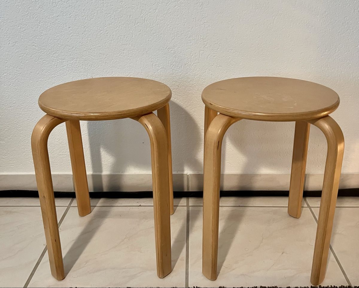 Hocker: 2 Stück Vintage 80er Holzhocker  Taburett – Gebraucht aus Hunzenschwil von Madachica