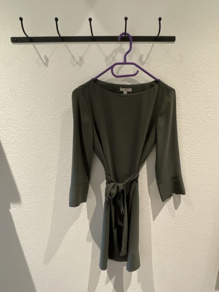 H&M Vestiti: Olivefarbiges Kleid von H&M – Usato da Schmitten FR venduto da Monei19 2