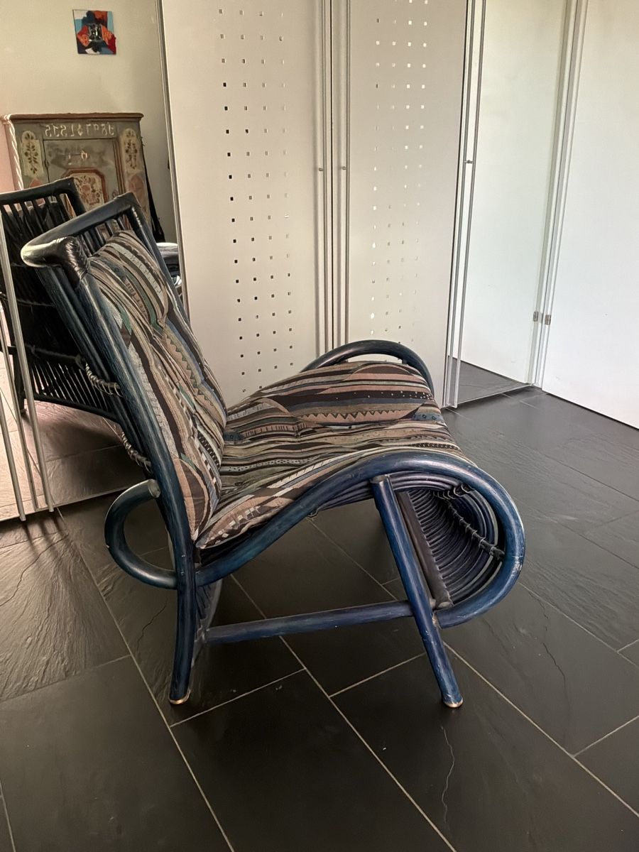 Poltrone: Set Sessel und Hocker aus blauem Rattan – Usato da Bremgarten AG venduto da Belana0 1