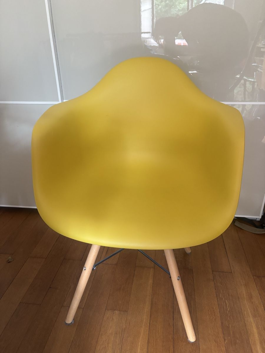 Stühle: 2 Schalenstühle Vitra Imitate – Gebraucht aus Basel von lkl_5l2h