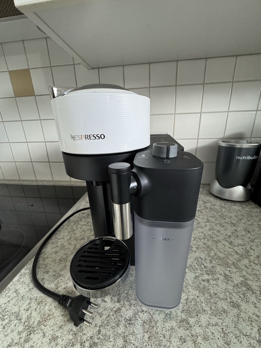 De'Longhi Macchine per caffè & Macchine per espresso: Nespresso Vertuo Next Kapselmaschine – Usato da Kreuzlingen venduto da DennisA27