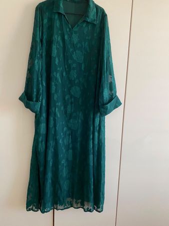 Kleid dunkelgrün mit Blumenmuster Grösse 2XL
