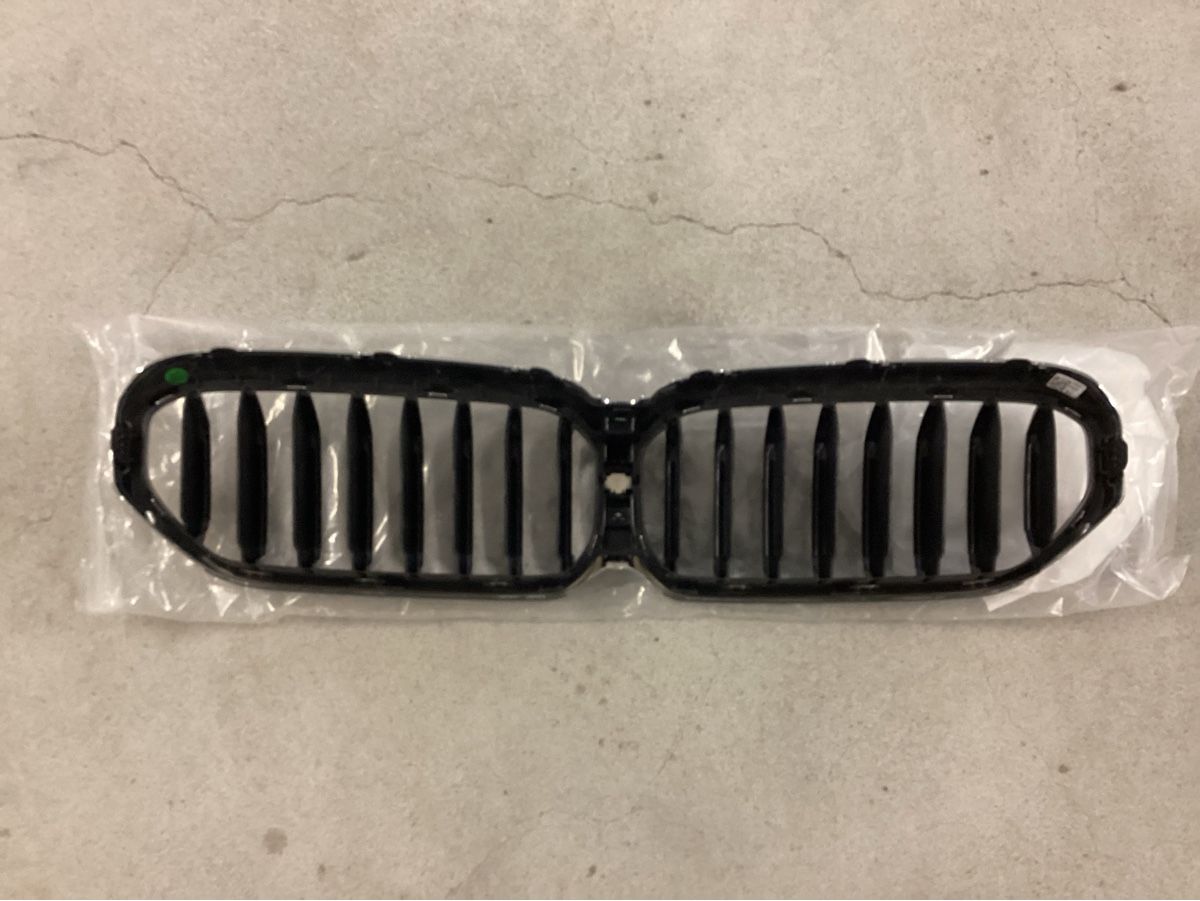 BMW Tutti pezzi di ricambio auto: BMW 5er Grill verchromt – Usato da Unterlunkhofen venduto da Beko80 1