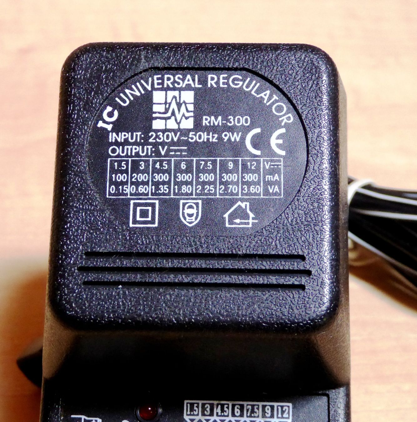 Elettrotecnica: Netzgerät, Universal Regulator 1.5-12 V – Nuovo (secondo la descrizione) da Lenk im Simmental venduto da Ruedauph 2