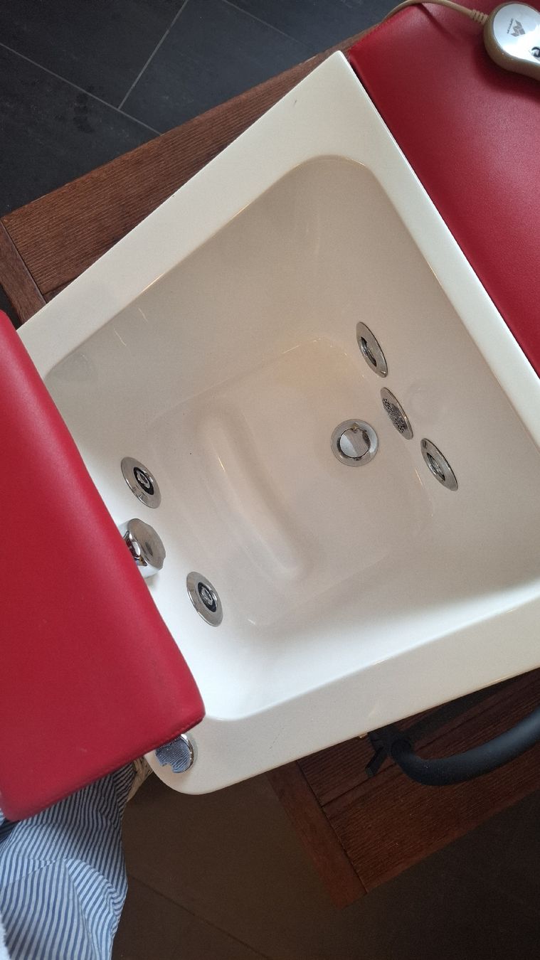Fauteuils de soin: Pedicurestuhl mit Whirlpoolfunktion  – D'occasion à Gossau SG par zor_k6yd 4