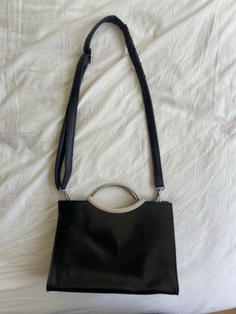 schwarze Lederhandtasche mit silbernen Hänkeln