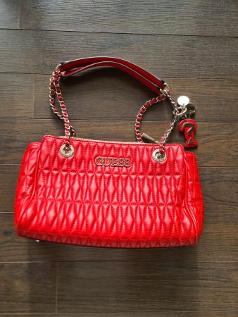Rote Guess Handtasche mit Steppmuster – Top Zustand!