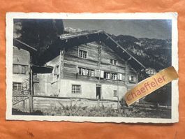 Alte Schwarzweiss Fotografie Haus mit Bergpanorama