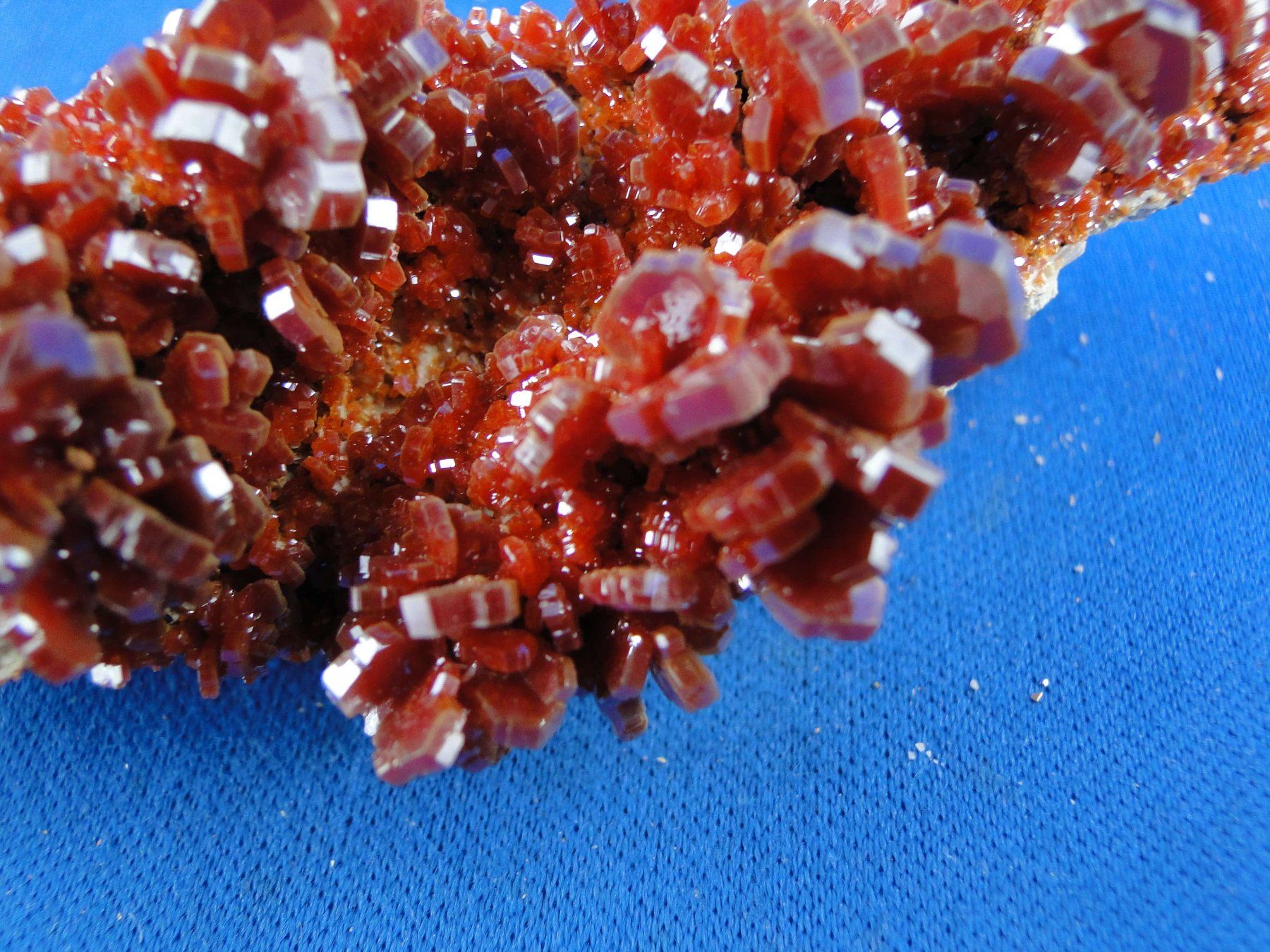 Mineralien & Heilsteine: Vanadinit – Gebraucht aus Schinznach Bad von Demerald 2