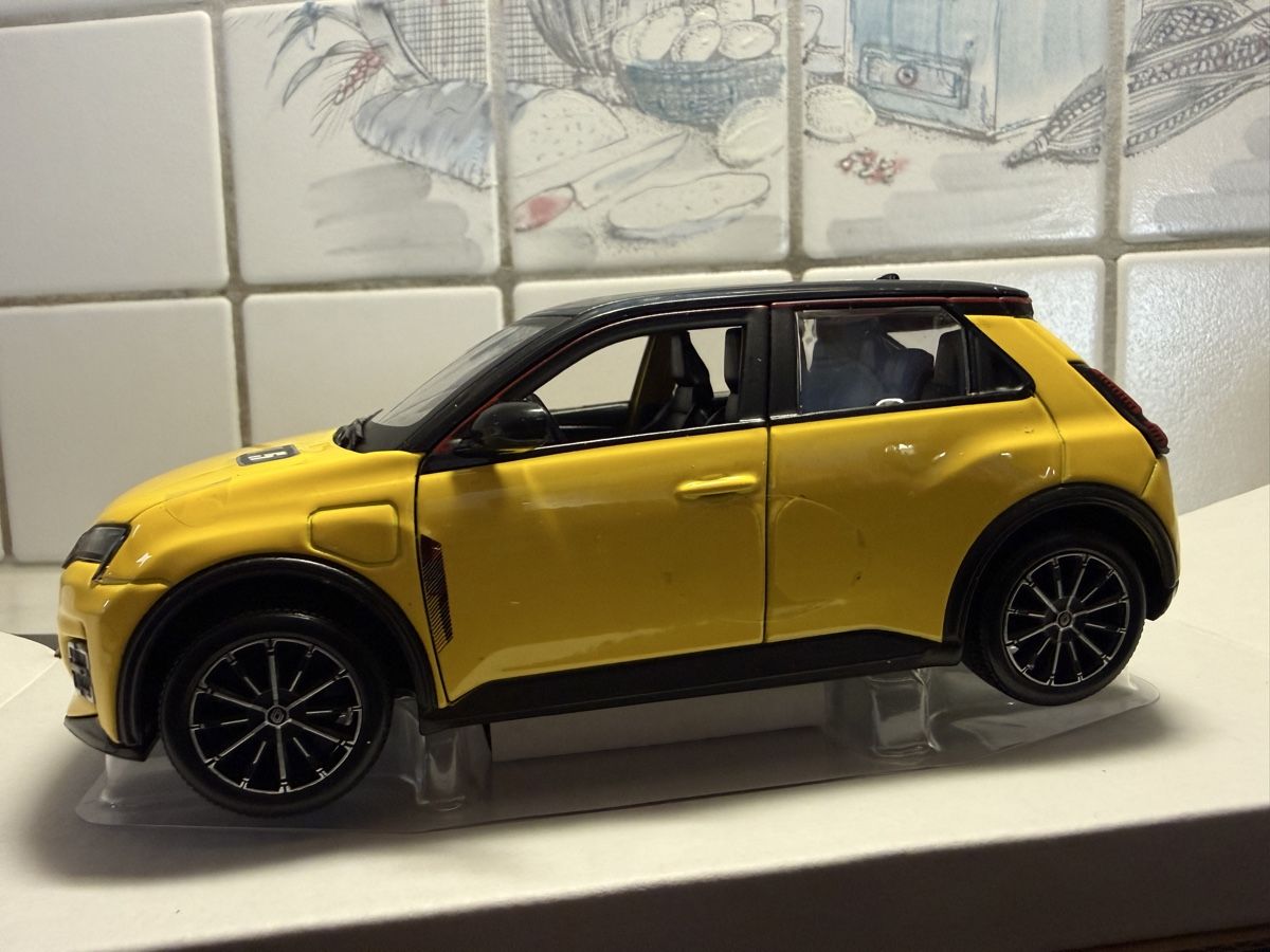 Renault Modellini d'auto: Renault 5 E-Tech gelb 1/24 NEU/OVP – Nuovo e nell'imballaggio originale da Messen venduto da Versber