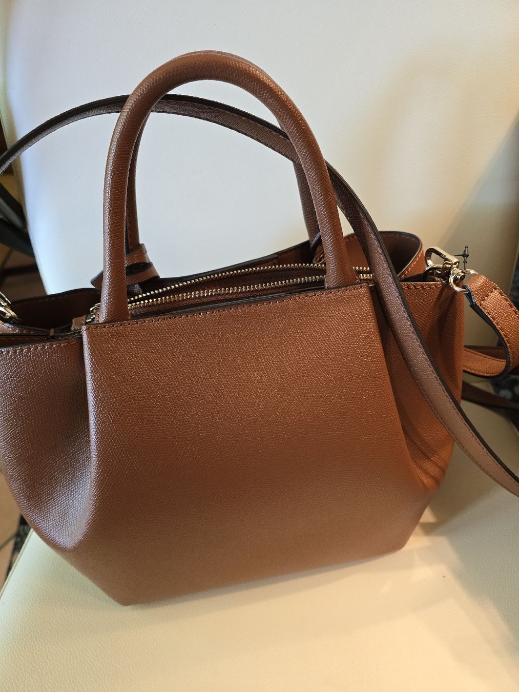 Guess Borse da donna: Magnifique sac GUESS comme neuf – Nuovo (secondo la descrizione) da Crassier venduto da Mimikaki 1