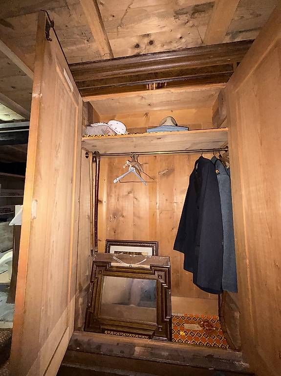 Armoires: Alter Holz Kleiderschrank  – D'occasion à Grossaffoltern par Yannikpfister