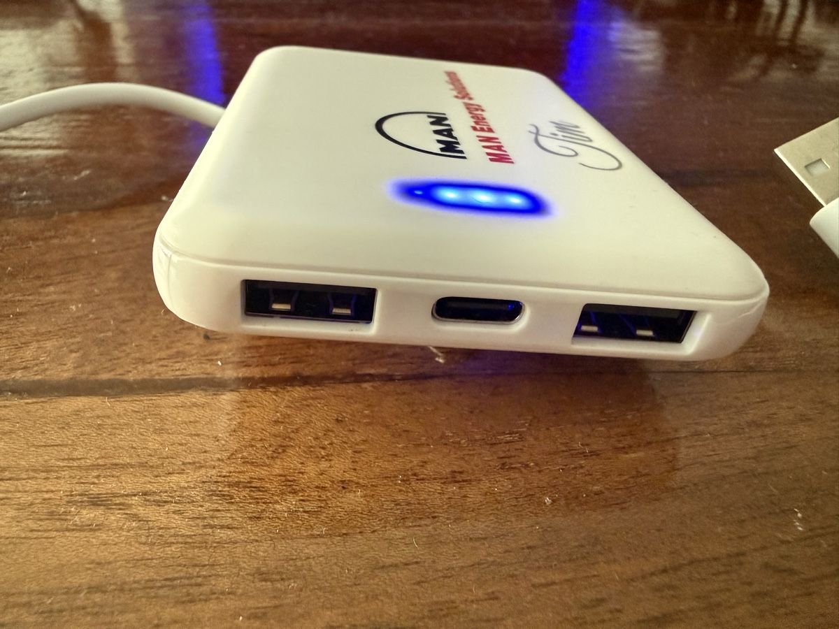 Batterie: Powerbank MAN Energy Solutions, weiss mit Ladekabel – Usato da Otelfingen venduto da Otto4 1