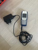 Nokia Mobiltelefon mit Ladekabel